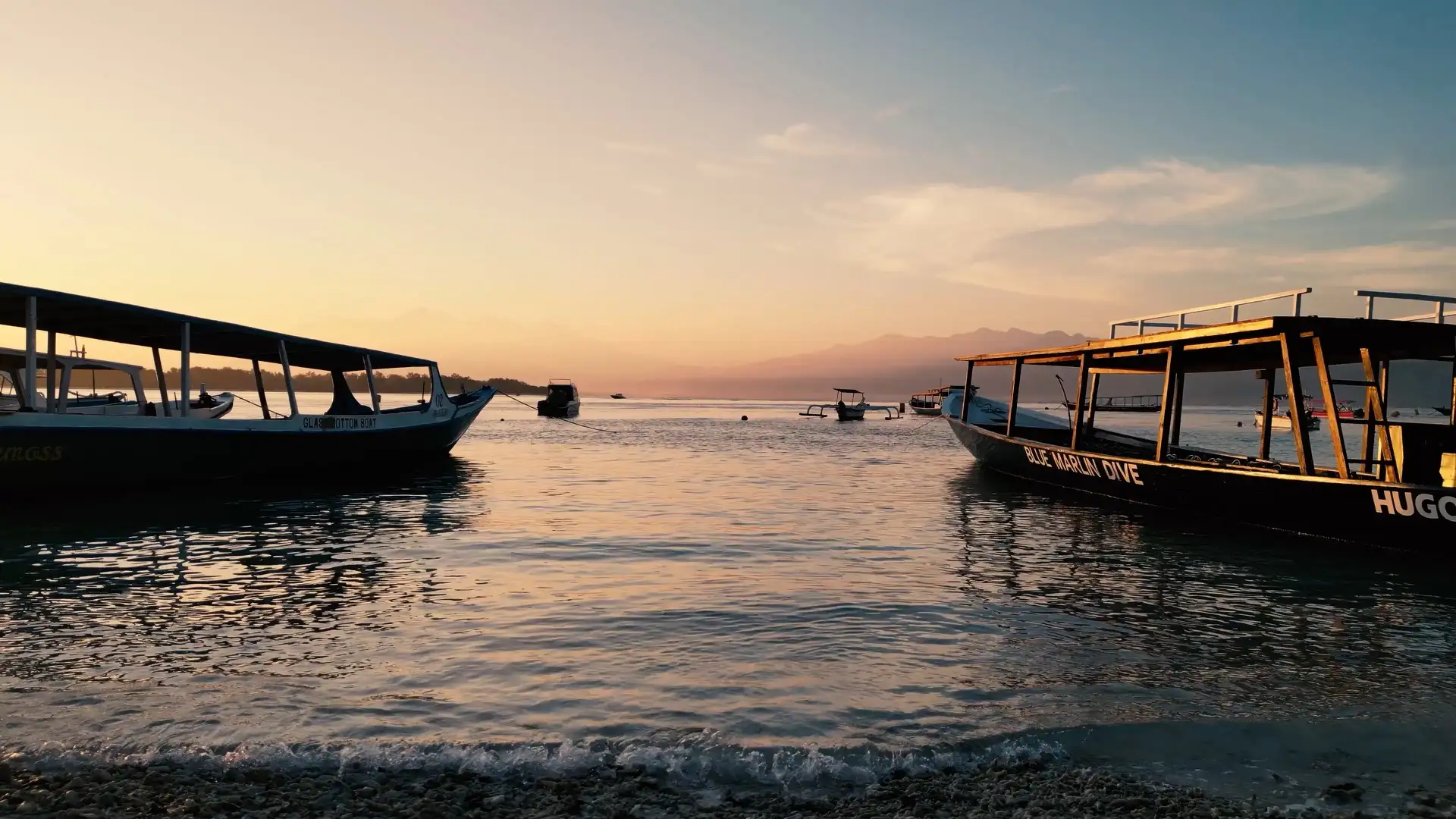 Bateaux sur une mer paisible dans la lumière dorée du soleil